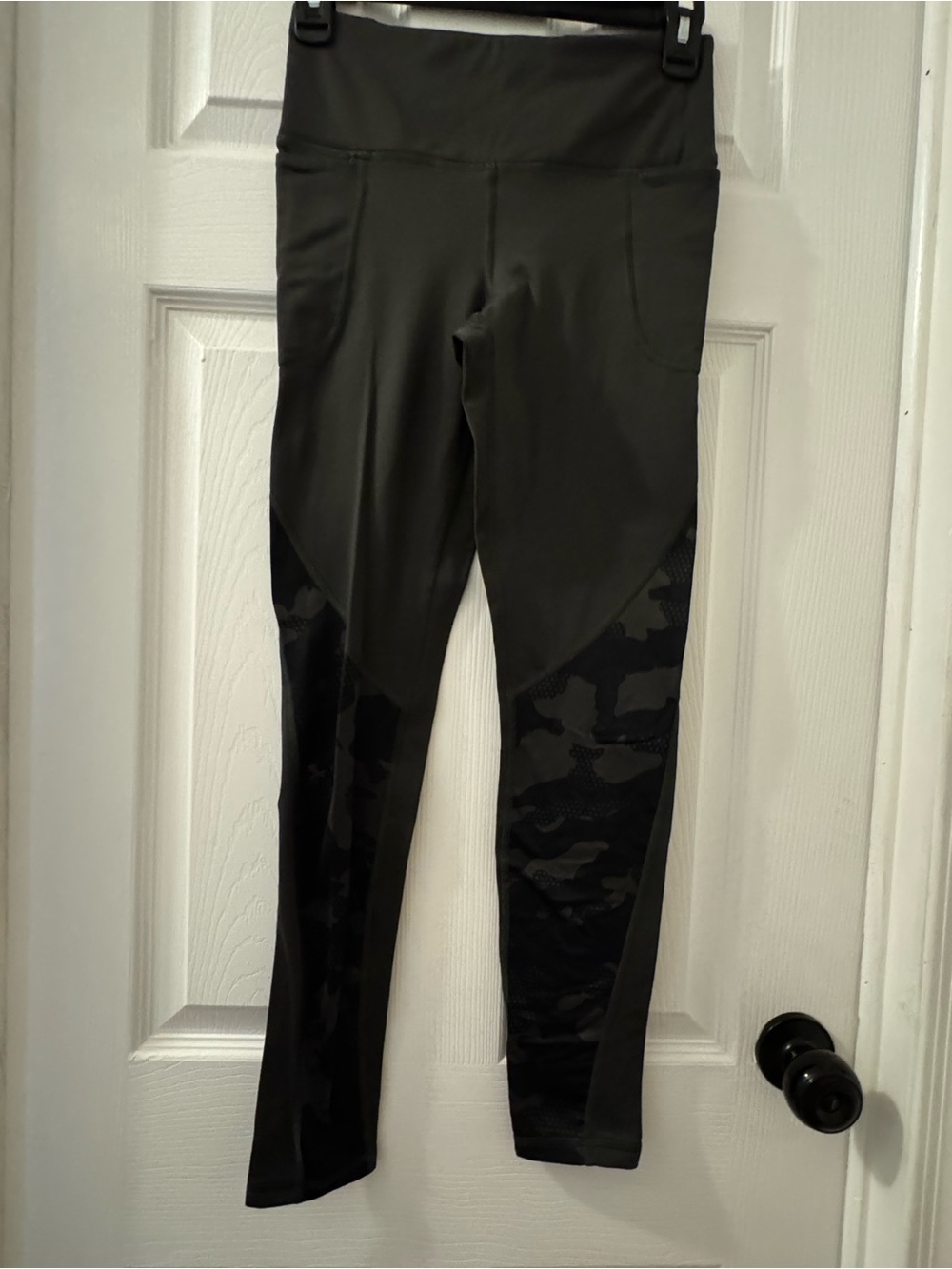 Under Armour Women’s Dark Green Camo Performance Leggings